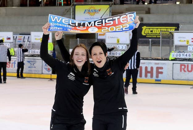 Bilder des Jahres 2022, Sport 02 Februar Sport Themen der Woche KW08 ICE STOCK - Icestock WC 2022 KLOBENSTEIN RITTEN,ITALY,26.FEB.22 - ICE STOCK SPORT - IFI Icestocksport World Championships 2022, target competition, ladies. Image shows Alina Mayer and Verena Gotzler (GER).  GEPAxpictures xHansxOberlaender