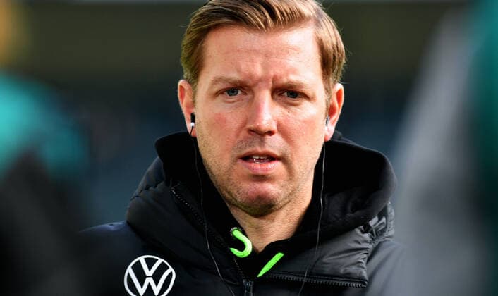 Fussball, Bundesliga, Deutschland, Herren, Saison 2021 2022, 24. Spieltag, Borussia Park Mönchengladbach, Bor. Mönchengladbach - VfL Wolfsburg (grün); Cheftrainer Florian Kohfeldt (WOL). Einzelbild, Portrait, Porträt. DFB DFL REGULATIONS PROHIBIT ANY USE OF PHOTOGRAPHS AS IMAGE SEQUENCES AND OR QUASI-VIDEO