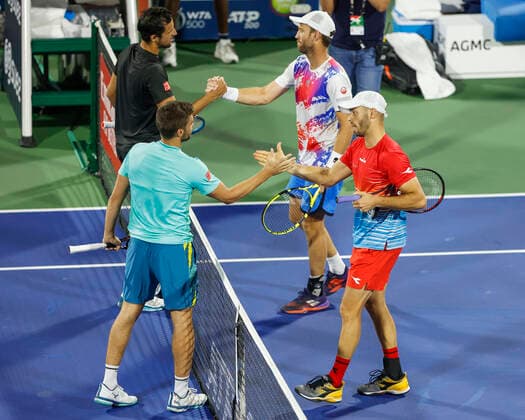 Nikola Mektic und Mate Pavic gratulieren Tim Puetz (in Rot) und Michael Venus zum Sieg, Jubel, Freude, Emotion Herren Doppel, Finale, Endspiel Tennis - Dubai Duty Free Tennis Championships - ATP, Tennis Herren - Dubai Duty Free Tennis Stadium - Dubai - - United Arab Emirates - 26 February 2022. Copyright: xJuergenxHasenkopfx