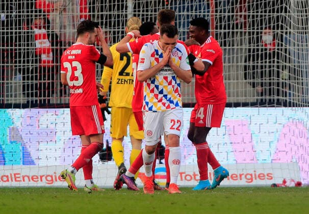 Bilder des Jahres 2022, Sport 02 Februar Sport Themen der Woche KW08 26.02.2022, xfrx, Fussball 1.Bundesliga, Union Berlin - 1.FSV Mainz 05 emspor, v.l. Torjubel nach dem Tor zum celebrating the goal celebrate 3:0 durch Taiwo Awoniyi (1. FC Union Berlin) Kevin Stoeger (FSV Mainz 05) enttaeuscht traurig frustriert dissapointed (DFL DFB REGULATIONS PROHIBIT ANY USE OF PHOTOGRAPHS as IMAGE SEQUENCES and or QUASI-VIDEO) Berlin *** 26 02 2022, xfrx, football 1 Bundesliga, Union Berlin 1 FSV Mainz 05 emspor, v l goal celebration after goal celebrating the goal celebrate 3 0 by Taiwo Awoniyi 1 FC Union Berlin Kevin Stoeger FSV Mainz 05 disappointed sad frustrated dissapointed DFL DFB REGULATES PROHIBIT ANY USE OF PHOTOGRAPHS as IMAGE SEQUENCES and or QUASI VIDEO Berlin