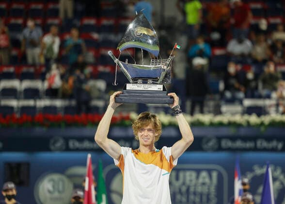 Andrey Rublev mit dem Pokal, Trophäe, Freude, Emotion, Siegerehrung, Praesentation Tennis - Dubai Duty Free Tennis Championships - ATP, Tennis Herren - Dubai Duty Free Tennis Stadium - Dubai - - United Arab Emirates - 26 February 2022. Copyright: xJuergenxHasenkopfx