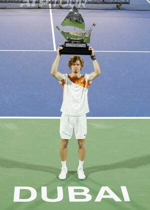 Andrey Rublev mit dem Pokal, Trophäe, Freude, Emotion, Siegerehrung, Praesentation Tennis - Dubai Duty Free Tennis Championships - ATP, Tennis Herren - Dubai Duty Free Tennis Stadium - Dubai - - United Arab Emirates - 26 February 2022. Copyright: xJuergenxHasenkopfx