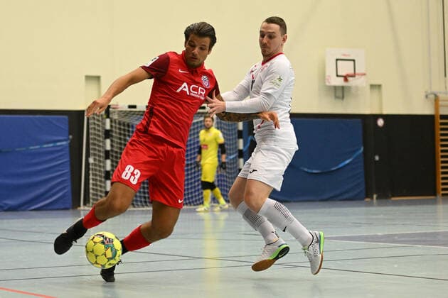 Futsal I Herren I Saison 2021-2022 I Bundesliga I 14. Spieltag I WAKKA Eagles - HOT 05 Futsal I 26.02.2022 Maximilian Grünberg (83, Wakka Eagles) gegen Ondrej Mica (17, HOT 05 Futsal) Harburg-Neugraben CU Arena Hamburg Deutschland