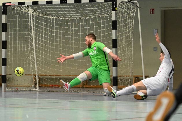 Futsal I Herren I Saison 2021-2022 I Bundesliga I 14. Spieltag I WAKKA Eagles - HOT 05 Futsal I 26.02.2022 Jean-Michel Göde (61, Wakka Eagles) hält den Ball von Ondrej Mica (17, HOT 05 Futsal) Harburg-Neugraben CU Arena Hamburg Deutschland