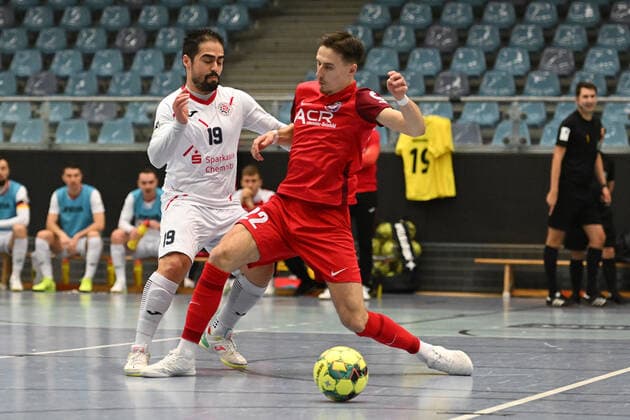 Futsal I Herren I Saison 2021-2022 I Bundesliga I 14. Spieltag I WAKKA Eagles - HOT 05 Futsal I 26.02.2022 Kennedy Ribeiro (19, HOT 05 Futsal) gegen Malik Hadziavdic (22, Wakka Eagles) Harburg-Neugraben CU Arena Hamburg Deutschland