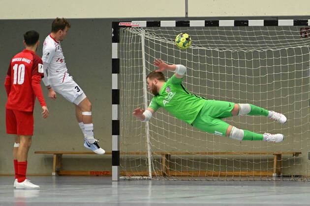 Futsal I Herren I Saison 2021-2022 I Bundesliga I 14. Spieltag I WAKKA Eagles - HOT 05 Futsal I 26.02.2022 Daniel Klima (3, HOT 05 Futsal) hat wiueder keine Chance gegen Jean-Michel Göde (61, Wakka Eagles). Alessandro Schirosi (10, Wakka Eagles) muss nicht eingreifen Harburg-Neugraben CU Arena Hamburg Deutschland