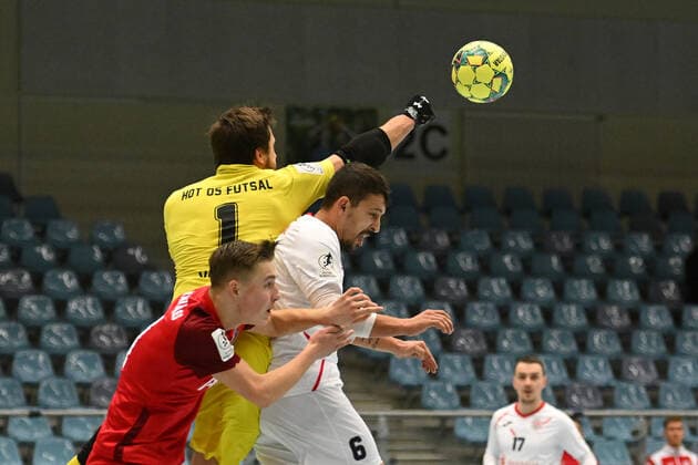 Futsal I Herren I Saison 2021-2022 I Bundesliga I 14. Spieltag I WAKKA Eagles - HOT 05 Futsal I 26.02.2022 Jonny Vavreke (1, HOT 05 Futsal) faustet den Ball vor Tarik Hadziavdic (11, Wakka Eagles) weg. Durim Elezi (6, HOT 05 Futsal) blockt. Harburg-Neugraben CU Arena Hamburg Deutschland
