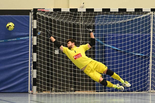 Futsal I Herren I Saison 2021-2022 I Bundesliga I 14. Spieltag I WAKKA Eagles - HOT 05 Futsal I 26.02.2022 Jonny Vavreke (1, HOT 05 Futsal) springt umsonst - der Strafstoß von Theodoros Ganitis (15, Wakka Eagles) ging daneben Harburg-Neugraben CU Arena Hamburg Deutschland