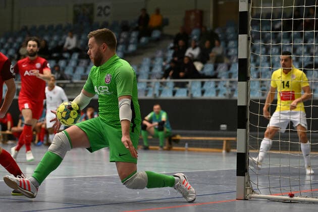 Futsal I Herren I Saison 2021-2022 I Bundesliga I 14. Spieltag I WAKKA Eagles - HOT 05 Futsal I 26.02.2022 Jean-Michel Göde (61, Wakka Eagles) hält den Ball - im Hintergrund lauert Gabriel Oliveira (14, HOT 05 Futsal) Harburg-Neugraben CU Arena Hamburg Deutschland