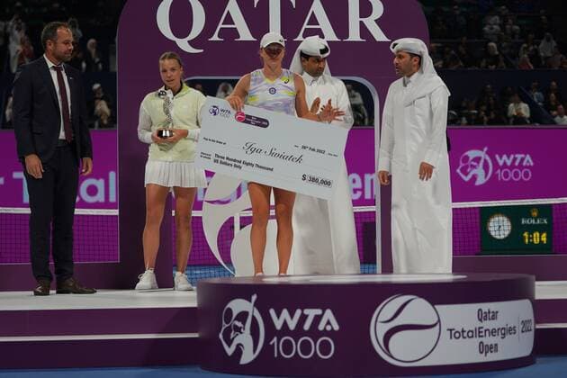 Doha, 26.02.2022 TENNIS WOMEN TOURNAMENT WTA, Tennis Damen 1000 DOHA QATAR TOTAL ENERGIES OPEN NZ Anett Kontaveit Iga Swiatek FOT. Dominik Buszek 400mm NEWSPIX.PL --- Newspix.pl  20220226_BUSZEK_277