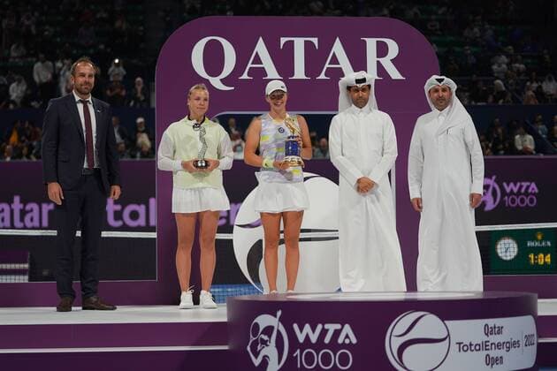 Doha, 26.02.2022 TENNIS WOMEN TOURNAMENT WTA, Tennis Damen 1000 DOHA QATAR TOTAL ENERGIES OPEN NZ Anett Kontaveit Iga Swiatek FOT. Dominik Buszek 400mm NEWSPIX.PL --- Newspix.pl  20220226_BUSZEK_279