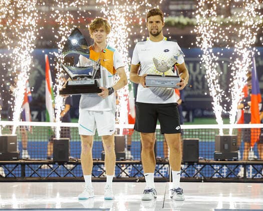 Bilder des Jahres 2022, Sport 02 Februar Sport Themen der Woche KW08 Sport Bilder des Tages Finalist Jiri Vesely und Sieger Andrey Rublev mit dem Pokal, Trophäe, Freude, Emotion, Siegerehrung, Praesentation Tennis - Dubai Duty Free Tennis Championships - ATP, Tennis Herren - Dubai Duty Free Tennis Stadium - Dubai - - United Arab Emirates - 26 February 2022. *** Finalist Jiri Vesely and winner Andrey Rublev with the cup, trophy, joy, emotion, award ceremony, presentation Tennis Dubai Duty Free Tennis Championships ATP Dubai Duty Free Tennis Stadium Dubai United Arab Emirates 26 February 2022 Copyright: xJuergenxHasenkopfx