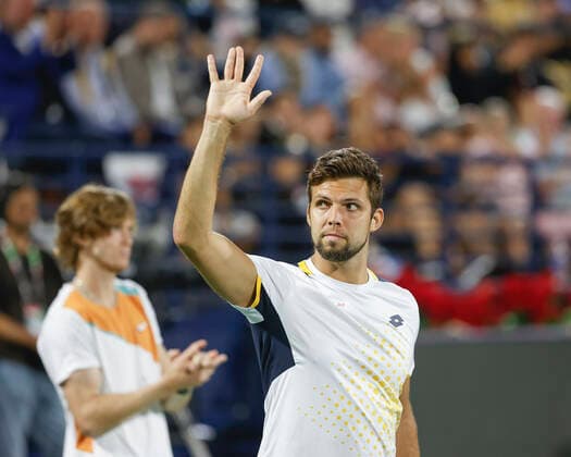 Finalist Jiri Vesely winkt und bedankt sich bei den Zuschauern,Fans,Andrey Rublev unscharf im Hintergrund, Siegerehrung, Praesentation Copyright: xJuergenxHasenkopfx