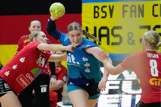 Bilder des Jahres 2022, Sport 02 Februar Sport Themen der Woche KW08 Julia Niewiadomska (Halle, 44), Charlotte Kaehr (BSV, 17), SV Union Halle-Neustadt vs. Buxtehuder SV, Handball Frauen, Bundesliga, 16. Spieltag, 2021 2022, 26.02.2022, SV Union Halle-Neustadt vs. Buxtehuder SV, Handball Frauen, Bundesliga, 16. Spieltag, 2021 2022, 26.02.2022, Halle (Saale) *** Julia Niewiadomska Halle, 44 , Charlotte Kaehr BSV, 17 , SV Union Halle Neustadt vs Buxtehuder SV, Handball Women, Bundesliga, 16 Matchday, 2021 2022, 26 02 2022, SV Union Halle Neustadt vs Buxtehuder SV, Handball Women, Bundesliga, 16 Matchday, 2021 2022, 26 02 2022, Halle Saale Copyright: xEibner-Pressefoto EckehardxSchulzx ep_eer