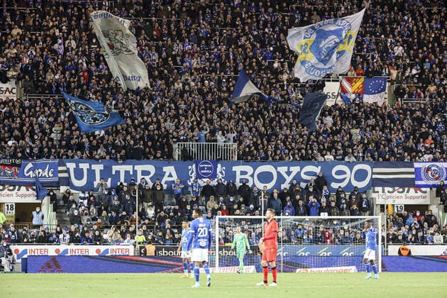 Supporters de l equipe Strasbourg - ambiance FOOTBALL : Strasbourg vs Nice - Ligue 1 - Strasbourg - 26 02 2022 ElyxandroCegarra Panoramic 