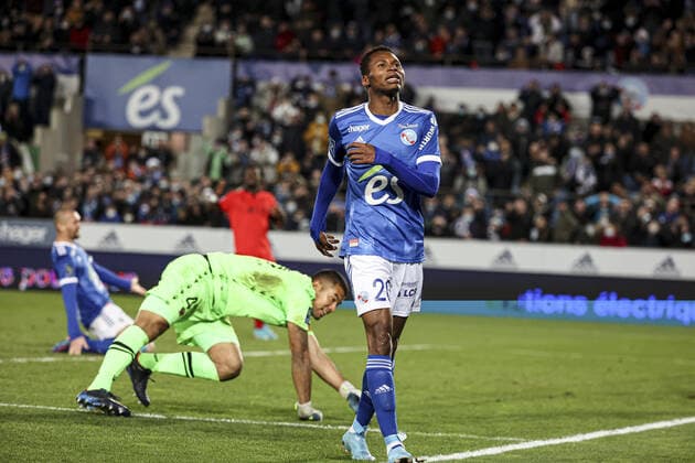 Habib Diallo 20 (RCS) et Benitez Walter 40 (NICE) FOOTBALL : Strasbourg vs Nice - Ligue 1 - Strasbourg - 26 02 2022 ElyxandroCegarra Panoramic 