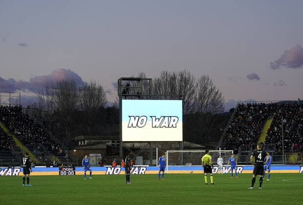 Bilder des Jahres 2022, Sport 02 Februar Sport Themen der Woche KW08 Sport Bilder des Tages Photo Marco Bucco LaPresse February 26, 2022 - Empoli , Italy Soccer Empoli vs Juventus- Italian Serie A Football Championship 2021 2022 - Castellani Stadium. In the photo: The protest against war in Ukraine  Copyright: xMarcoxBucco LaPressex