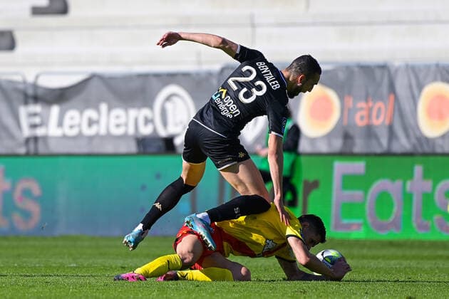 Simon Bokote BANZA ( 23 - Lens ) - Facundo Axel MEDINA ( 14 - Lens ) - FOOTBALL : Angers vs Lens - Ligue 1 - 27 02 2022 FedericoPestellini Panoramic 