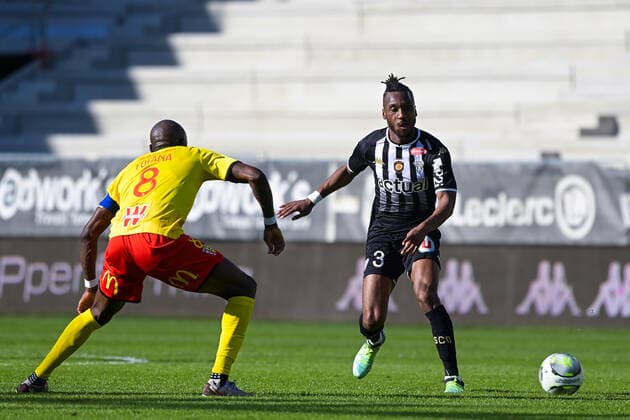 Souleyman DOUMBIA ( 3 - Angers ) - Seko FOFANA ( 8 - Lens ) - FOOTBALL : Angers vs Lens - Ligue 1 - 27 02 2022 FedericoPestellini Panoramic 