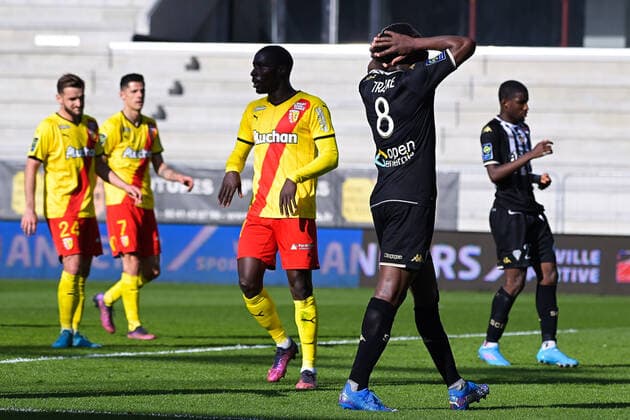 Attitude - Deception de TRAORE Ismael ( 8 - Angers ) - FOOTBALL : Angers vs Lens - Ligue 1 - 27 02 2022 FedericoPestellini Panoramic 