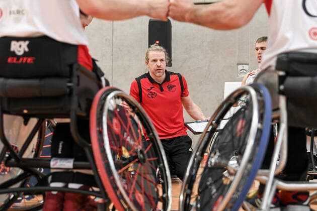 1. Rollstuhl Basketball-Bundesliga, RBC Koeln99ers vs. Thuringia Bulls, 26.02.2022 Mathew Foden (Trainer RBC Koeln99ers), 1. Rollstuhl Basketball-Bundesliga, RBC Koeln99ers vs. Thuringia Bulls am 26.02.2022 in Sporthalle Bergischer Ring, in Koeln (Nordrhein-Westfalen) Copyright: xBEAUTIFULxSPORTS Mueller-Laschetx