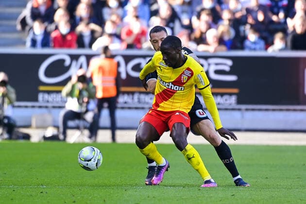 Massadio HAIDARA ( 21 - Lens ) - PEREIRA LAGE Mathias ( 27 - Angers ) - FOOTBALL : Angers vs Lens - Ligue 1 - 27 02 2022 FedericoPestellini Panoramic 