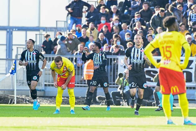 Joie des joueurs de l equipe Angers apres le but de FULGINI Angelo ( 10 - Angers ) - FOOTBALL : Angers vs Lens - Ligue 1 - 27 02 2022 FedericoPestellini Panoramic 