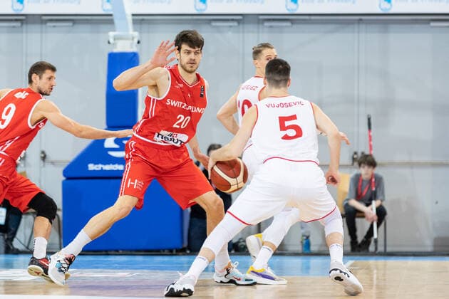 27.02.2022, Fribourg, Halle St. Leonard, FIBA Men& x92;s EuroBasket 2025 Pre-Qualification: Switzerland - Austria, 20 Arnaud Cotture (Switzerland) dÃ fend face Ã 5 Bogic Vujosevic (Austria) Fribourg Halle St. Leonard Fribourg Switzerland Copyright: xJustPictures.ch SirianexDavetx