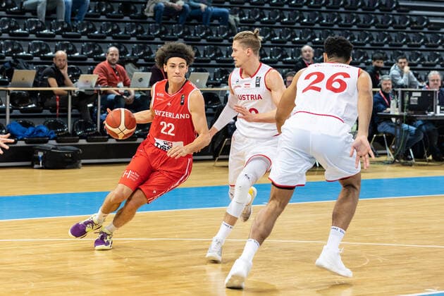 27.02.2022, Fribourg, Halle St. Leonard, FIBA Men& x92;s EuroBasket 2025 Pre-Qualification: Switzerland - Austria, 22 Marco Portannese (Switzerland) face Ã 10 Thomas Klepeisz (Austria) Fribourg Halle St. Leonard Fribourg Switzerland Copyright: xJustPictures.ch SirianexDavetx