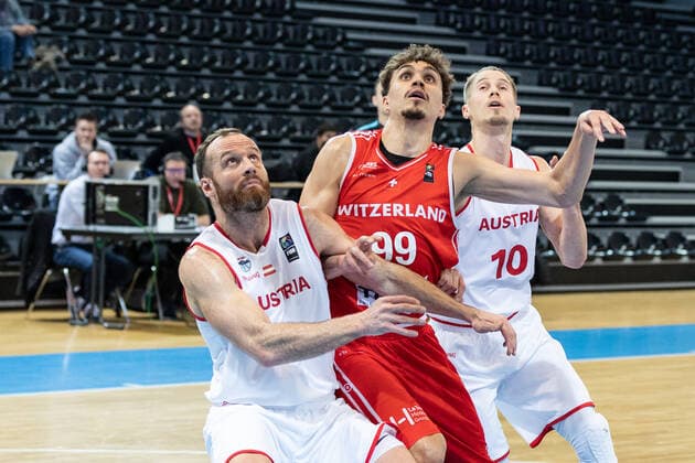 27.02.2022, Fribourg, Halle St. Leonard, FIBA Men& x92;s EuroBasket 2025 Pre-Qualification: Switzerland - Austria, 99 Natan Jurkovitz (Switzerland) face Ã 8 Enis Murati (Austria) Fribourg Halle St. Leonard Fribourg Switzerland Copyright: xJustPictures.ch SirianexDavetx