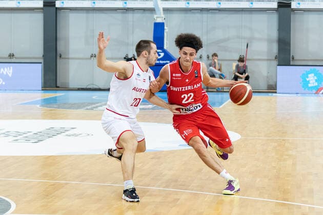 27.02.2022, Fribourg, Halle St. Leonard, FIBA Men& x92;s EuroBasket 2025 Pre-Qualification: Switzerland - Austria, 22 Marco Portannese (Switzerland) face Ã 20 Jakob Szkutta (Austria) Fribourg Halle St. Leonard Fribourg Switzerland Copyright: xJustPictures.ch SirianexDavetx