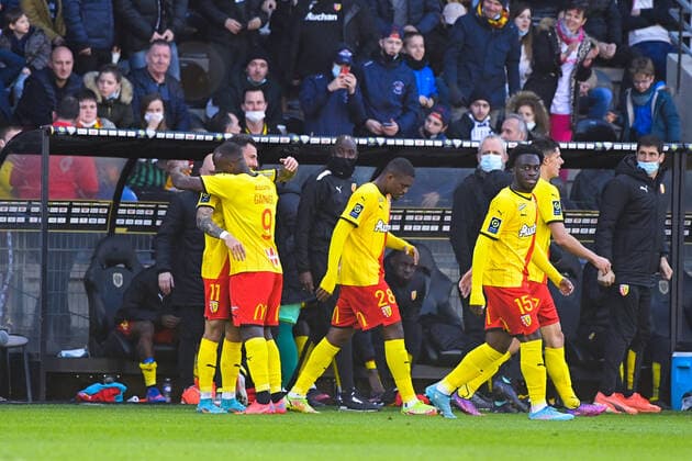 Joie des joueurs de l equipe Lens apres le but de Jonathan CLAUSS ( 11 - Lens ) - FOOTBALL : Angers vs Lens - Ligue 1 - 27 02 2022 FedericoPestellini Panoramic 