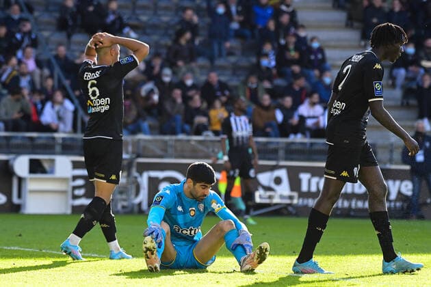 Deception des joueurs de l equipe Angers - PETKOVIC Danijel ( 30 - Angers ) - Batista MENDY ( 2 - Angers ) - Enzo EBOSSE ( 6 - Angers ) - FOOTBALL : Angers vs Lens - Ligue 1 - 27 02 2022 FedericoPestellini Panoramic 