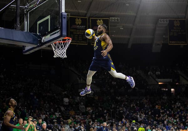 Bilder des Jahres 2022, Sport 02 Februar Sport Themen der Woche KW08 February 26, 2022: The Indiana Pacers Power Pack perform at halftime of NCAA, College League, USA Basketball game action between the Georgia Tech Yellow Jackets and the Notre Dame Fighting Irish at Purcell Pavilion at the Joyce Center in South Bend, Indiana. Notre Dame defeated Georgia Tech 90-56. CSM USA - ZUMAc04_ 20220226_zaf_c04_675 Copyright: xJohnxMersitsx
