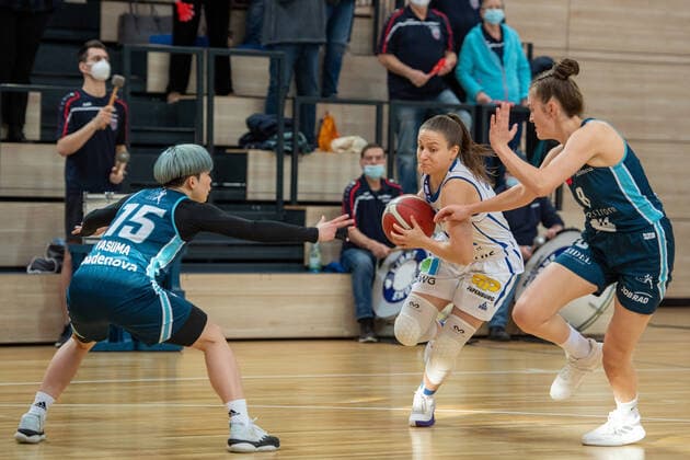 Halle, Deutschland 27. Februar 2022: 1.BBL - Damen - 2021 2022 - Gisa Lions SV Halle vs. Eisvoegel USC Freiburg v. li. im Zweikampf Shiori Yasuma (Freiburg), Laura Schinkel (Halle) und Luisa Marie Nufer (Freiburg) SWH.arena Sachsen Anhalt Copyright: xFotostandx xxBallaschx