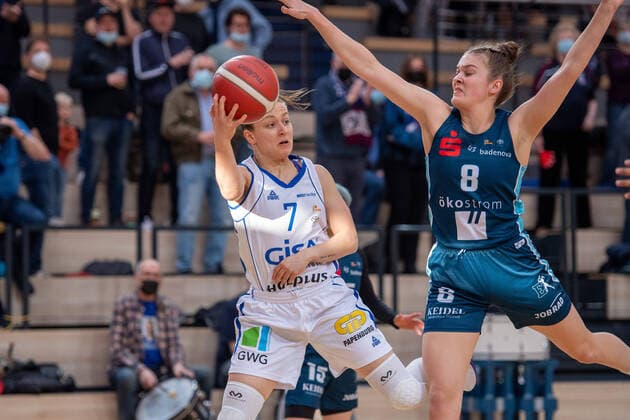 Halle, Deutschland 27. Februar 2022: 1.BBL - Damen - 2021 2022 - Gisa Lions SV Halle vs. Eisvoegel USC Freiburg v. li. im Zweikampf Laura Schinkel (Halle) und Luisa Marie Nufer (Freiburg) SWH.arena Sachsen Anhalt Copyright: xFotostandx xxBallaschx