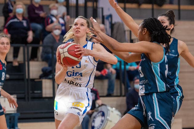 Halle, Deutschland 27. Februar 2022: 1.BBL - Damen - 2021 2022 - Gisa Lions SV Halle vs. Eisvoegel USC Freiburg v. li. im Zweikampf Meret Kleine Beek (Halle) und Christa Reed (Freiburg) SWH.arena Sachsen Anhalt Copyright: xFotostandx xxBallaschx