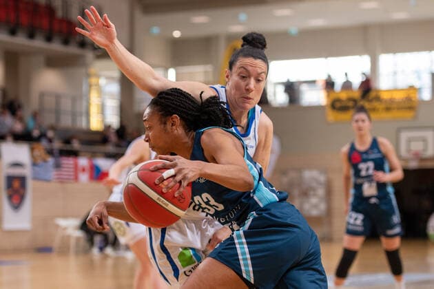 Halle, Deutschland 27. Februar 2022: 1.BBL - Damen - 2021 2022 - Gisa Lions SV Halle vs. Eisvoegel USC Freiburg v. li. im Zweikampf Christa Reed (Freiburg) und Eilidh Simpson (Halle) SWH.arena Sachsen Anhalt Copyright: xFotostandx xxBallaschx