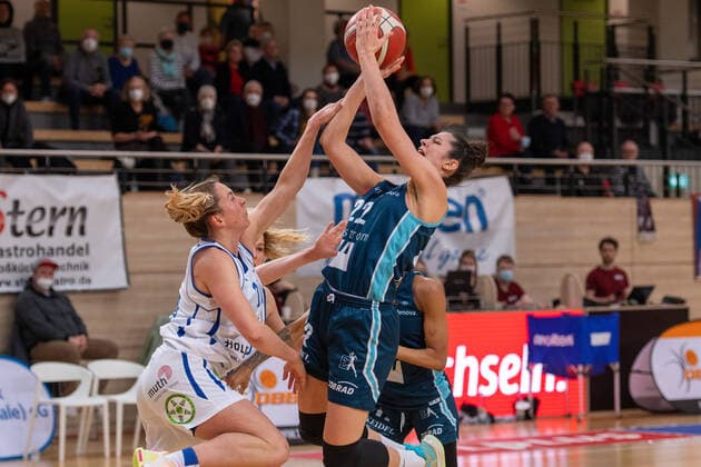 Halle, Deutschland 27. Februar 2022: 1.BBL - Damen - 2021 2022 - Gisa Lions SV Halle vs. Eisvoegel USC Freiburg v. li. im Zweikampf Barbora Kasparkova (Halle) und Andjelina Radic (Freiburg) SWH.arena Sachsen Anhalt Copyright: xFotostandx xxBallaschx