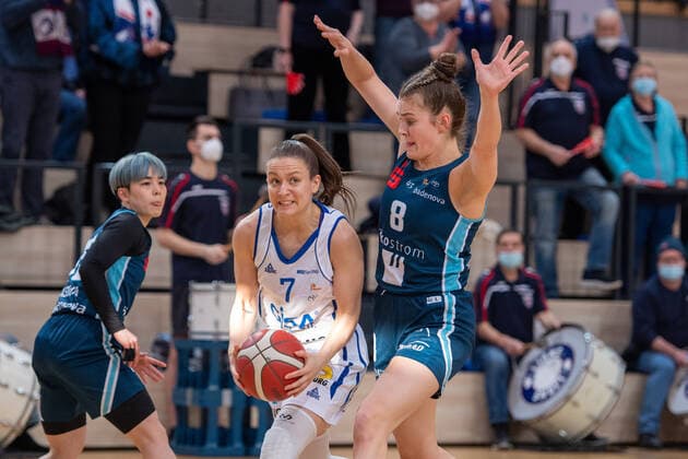 Halle, Deutschland 27. Februar 2022: 1.BBL - Damen - 2021 2022 - Gisa Lions SV Halle vs. Eisvoegel USC Freiburg v. li. im Zweikampf Laura Schinkel (Halle) und Luisa Marie Nufer (Freiburg) SWH.arena Sachsen Anhalt Copyright: xFotostandx xxBallaschx