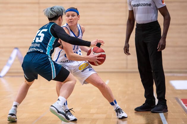 Halle, Deutschland 27. Februar 2022: 1.BBL - Damen - 2021 2022 - Gisa Lions SV Halle vs. Eisvoegel USC Freiburg v. li. im Zweikampf Shiori Yasuma (Freiburg) und Rachael Vanderwal (Halle) SWH.arena Sachsen Anhalt Copyright: xFotostandx xxBallaschx