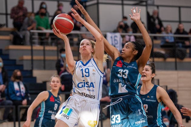 Halle, Deutschland 27. Februar 2022: 1.BBL - Damen - 2021 2022 - Gisa Lions SV Halle vs. Eisvoegel USC Freiburg v. li. im Zweikampf Meret Kleine Beek (Halle) und Christa Reed (Freiburg) SWH.arena Sachsen Anhalt Copyright: xFotostandx xxBallaschx