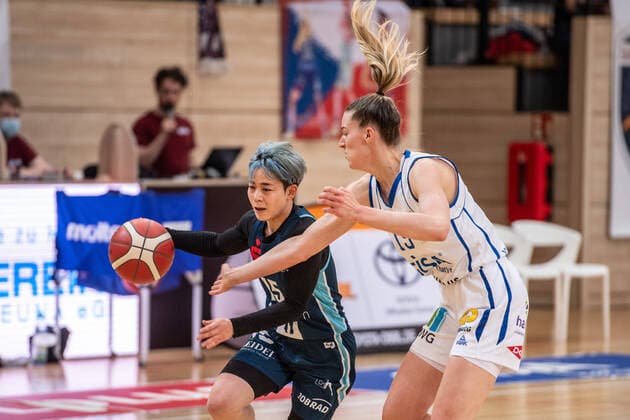 Halle, Deutschland 27. Februar 2022: 1.BBL - Damen - 2021 2022 - Gisa Lions SV Halle vs. Eisvoegel USC Freiburg v. li. im Zweikampf Shiori Yasuma (Freiburg) und Meret Kleine Beek (Halle) SWH.arena Sachsen Anhalt Copyright: xFotostandx xxBallaschx