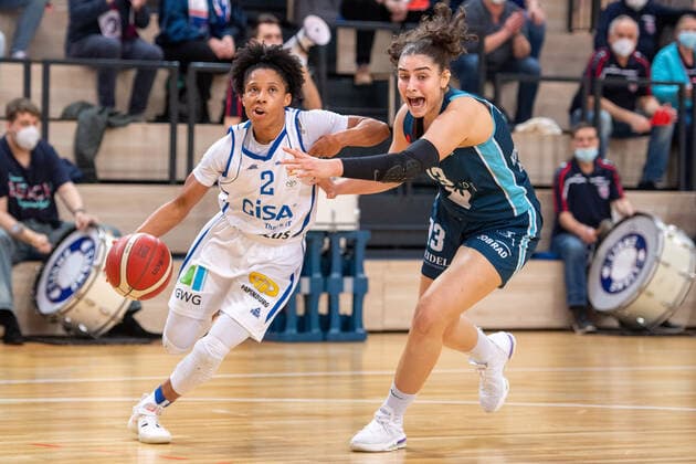 Halle, Deutschland 27. Februar 2022: 1.BBL - Damen - 2021 2022 - Gisa Lions SV Halle vs. Eisvoegel USC Freiburg v. li. im Zweikampf Deeshyra Thomas (Halle) und Maria Konstantinidou (Freiburg) SWH.arena Sachsen Anhalt Copyright: xFotostandx xxBallaschx