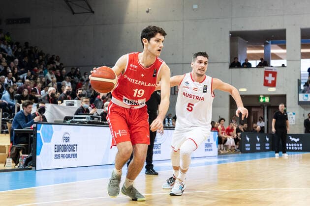 27.02.2022, Fribourg, Halle St. Leonard, FIBA Men& x92;s EuroBasket 2025 Pre-Qualification: Switzerland - Austria, 19 Robert Zinn (Switzerland) Ã chappe Ã 5 Bogic Vujosevic (Austria) Fribourg Halle St. Leonard Fribourg Switzerland Copyright: xJustPictures.ch SirianexDavetx