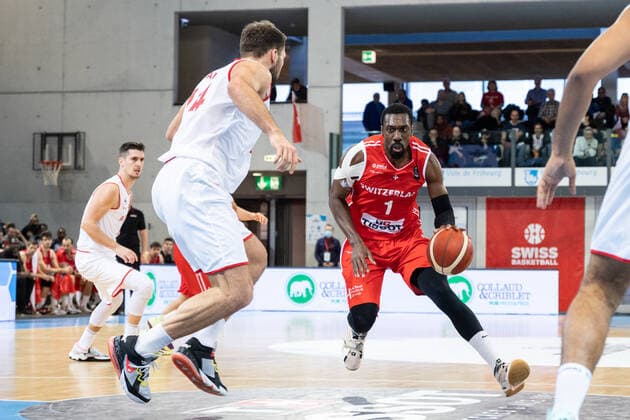 27.02.2022, Fribourg, Halle St. Leonard, FIBA Men& x92;s EuroBasket 2025 Pre-Qualification: Switzerland - Austria, 1 Michel-Ofik Nzege (Switzerland) face Ã 14 Jozo Rados (Austria) Fribourg Halle St. Leonard Fribourg Switzerland Copyright: xJustPictures.ch SirianexDavetx