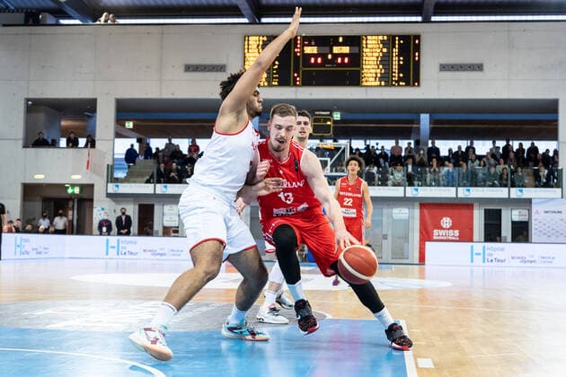 27.02.2022, Fribourg, Halle St. Leonard, FIBA Men& x92;s EuroBasket 2025 Pre-Qualification: Switzerland - Austria, 13 Killian Martin (Switzerland) face Ã 26 Marvin Ogunsipe (Austria) Fribourg Halle St. Leonard Fribourg Switzerland Copyright: xJustPictures.ch SirianexDavetx