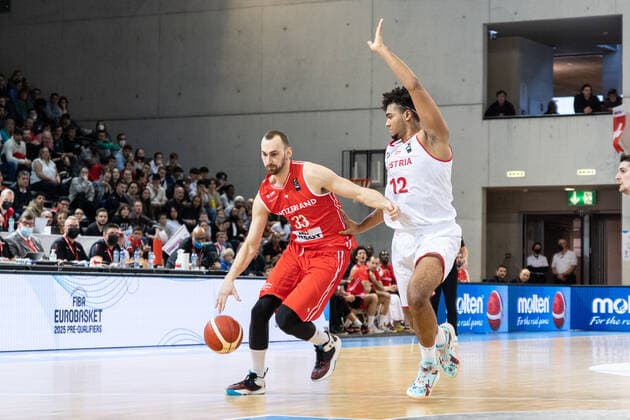 27.02.2022, Fribourg, Halle St. Leonard, FIBA Men& x92;s EuroBasket 2025 Pre-Qualification: Switzerland - Austria, 33 Marko Mladjan (Switzerland) face Ã 12 Guylain Mbemba (Austria) Fribourg Halle St. Leonard Fribourg Switzerland Copyright: xJustPictures.ch SirianexDavetx