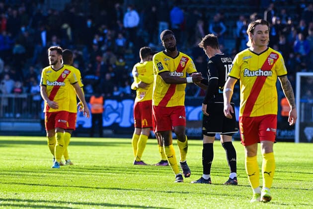 Fin du match - Joie des joueurs de l equipe Lens apres sa victoire - Kevin Danso ( 4 - Lens ) - CAPELLE Pierrick ( 15 - Angers ) - FOOTBALL : Angers vs Lens - Ligue 1 - 27 02 2022 FedericoPestellini Panoramic 