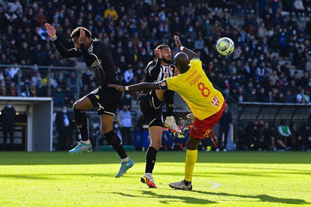 Seko FOFANA ( 8 - Lens ) - FULGINI Angelo ( 10 - Angers ) - Sofiane BOUFAL ( 7 - Angers ) - FOOTBALL : Angers vs Lens - Ligue 1 - 27 02 2022 FedericoPestellini Panoramic 